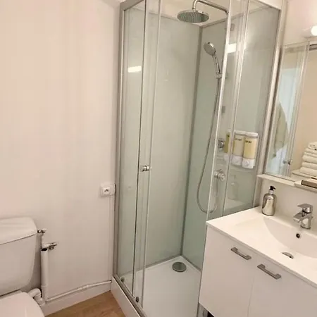 Small Bright Retreat - Free Parking